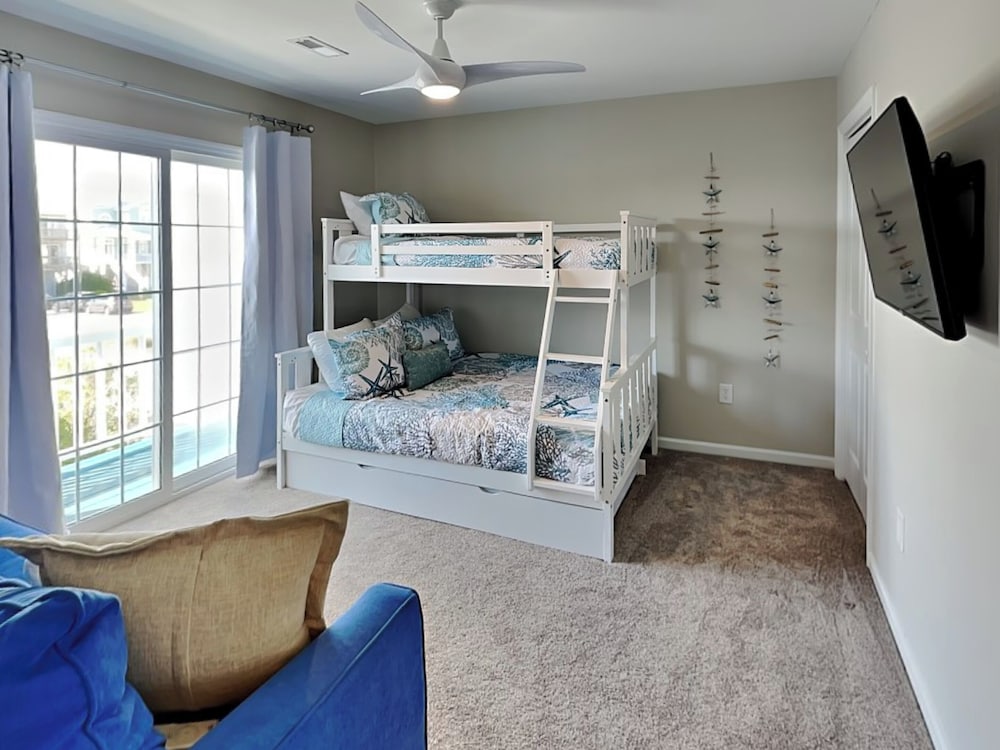 Blue Me A Wave by Topsail Realty