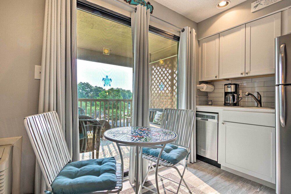 1 Mi to Lake Lure: Mtn-view Studio w/ Balcony!