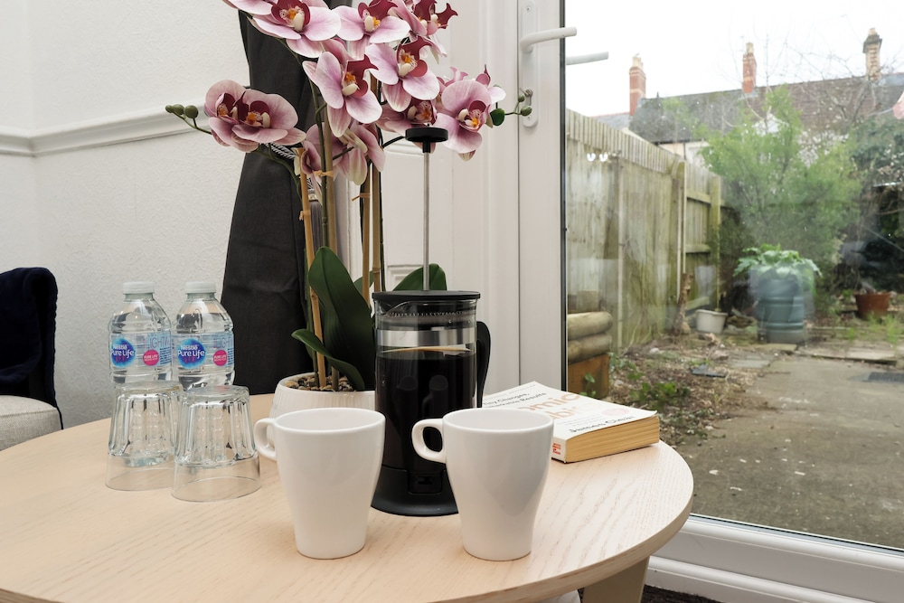 Cardiff Guesthouse & On-Street Parking