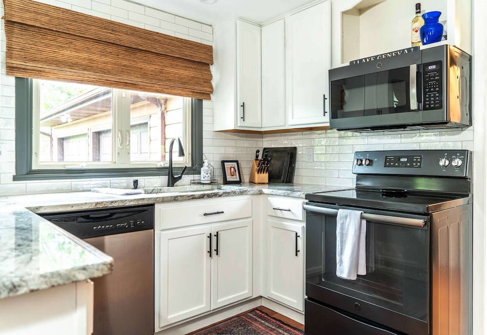 Highway Chalet - Centrally Located to Area Attractions!