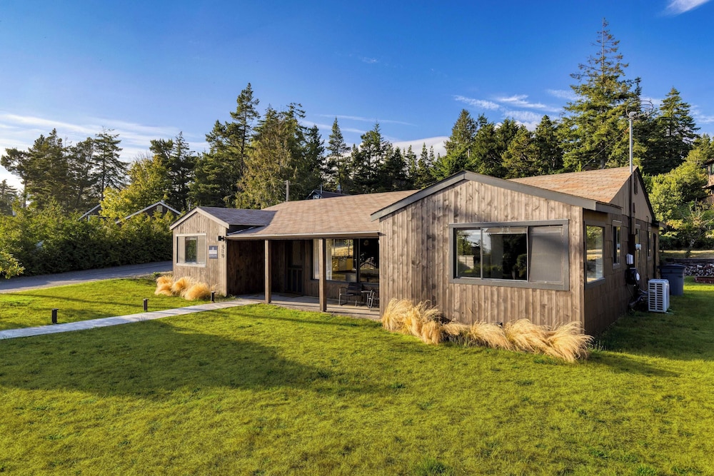 Walk to Beach & Shops Fireplace, Patio Dining & Firepit at Manzanita Ave