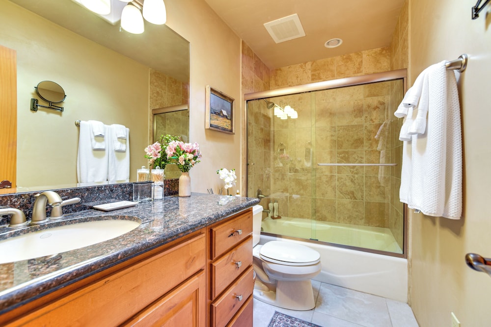 Walk to Santa Fe Plaza: Condo w/ Kiva Fireplace!