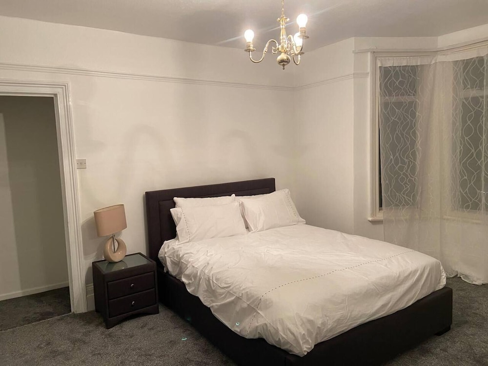 Charming 2-bed Apartment in Brentwood Free Parking view 3