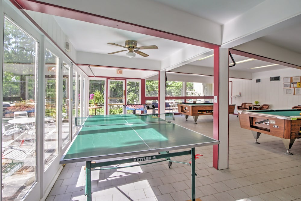 Hot Tub & Mtn Views: Scenic Cabin in Gatlinburg!