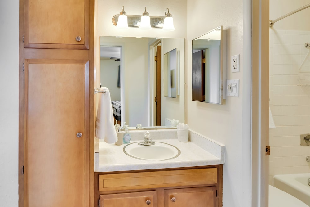 1/2 Mi to Skiing: Red River Condo w/ Free Shuttle!