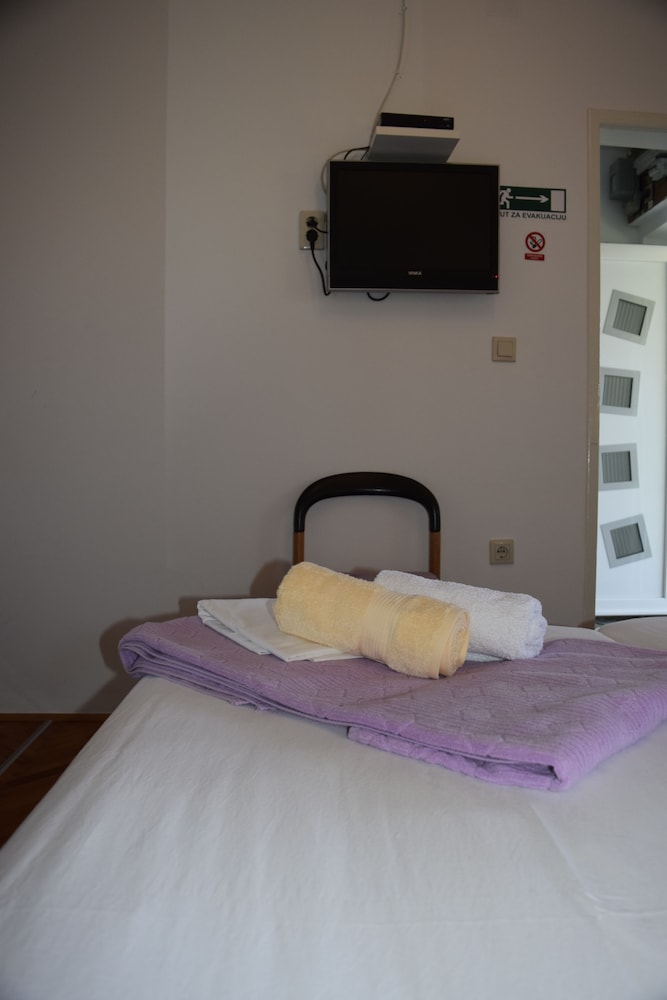 Jele Rooms