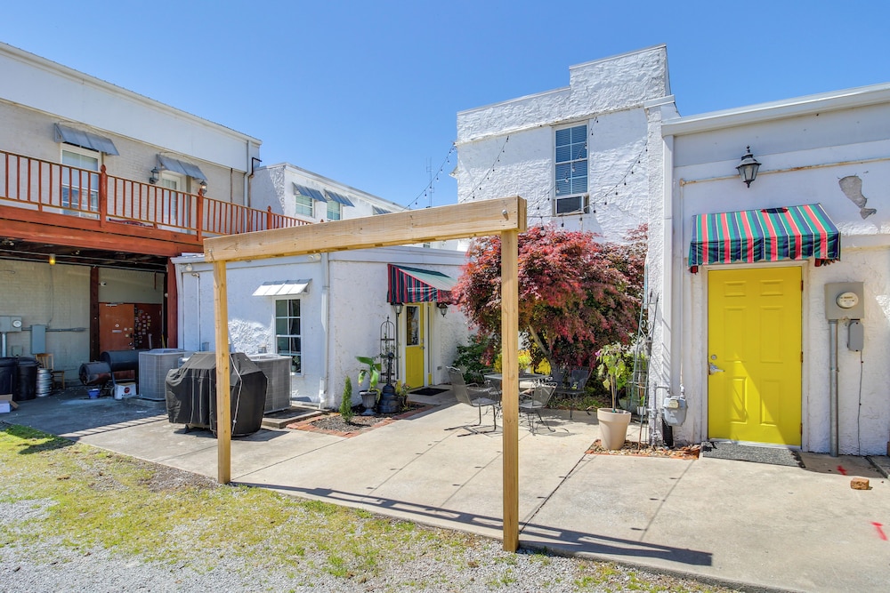 Community Courtyard & Fireplace: Cowan Apt!