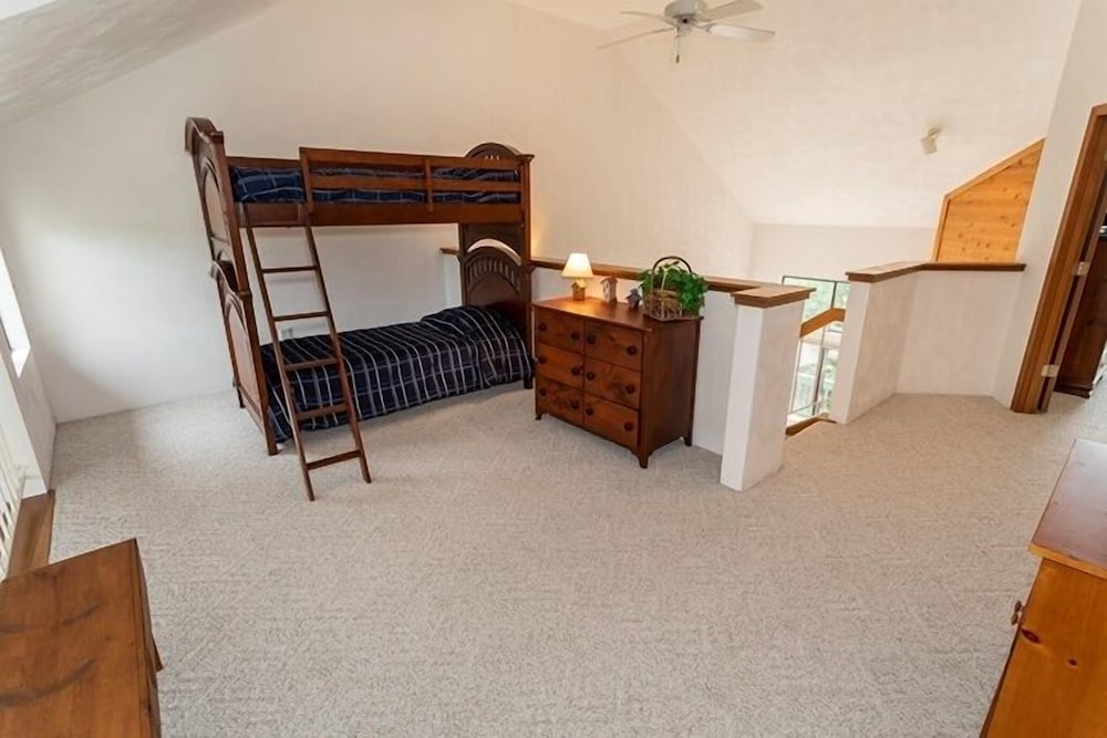 Seven Springs 2 BR Deluxe Condo with Loft, Mountain Views by RedAwning view 4