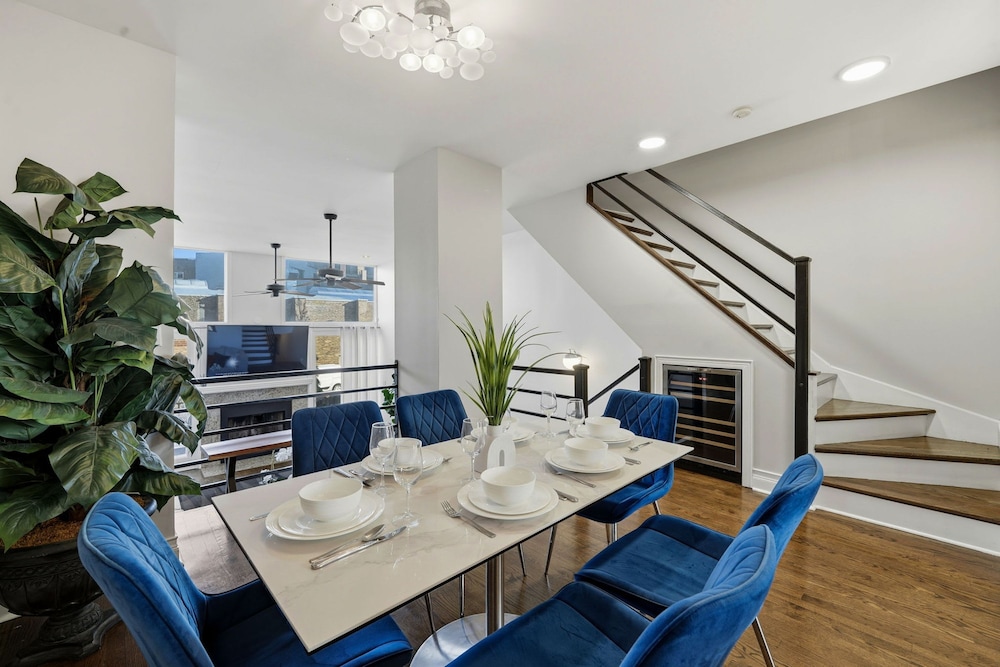 Modern 4-bedroom Townhouse in River West