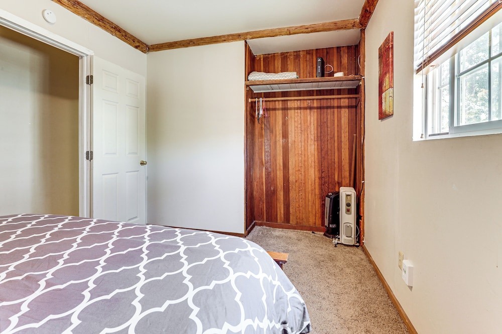 Watefront Getaway w/ Mtn Views & Dock in Clearlake