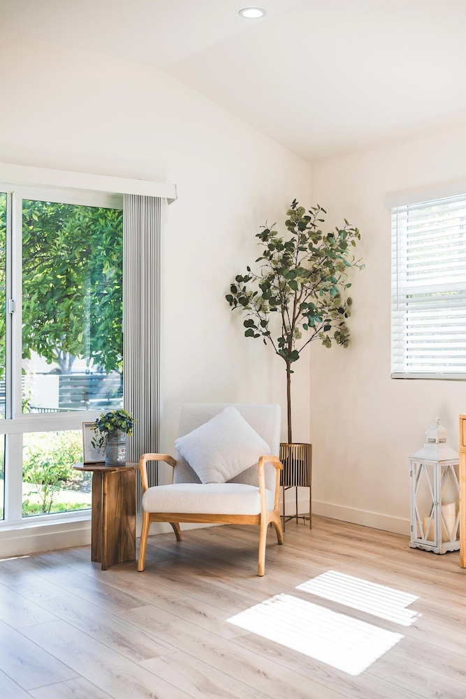 Not Affected by the Fire/spacious Modern Retreat w Luxury Amenities & Style