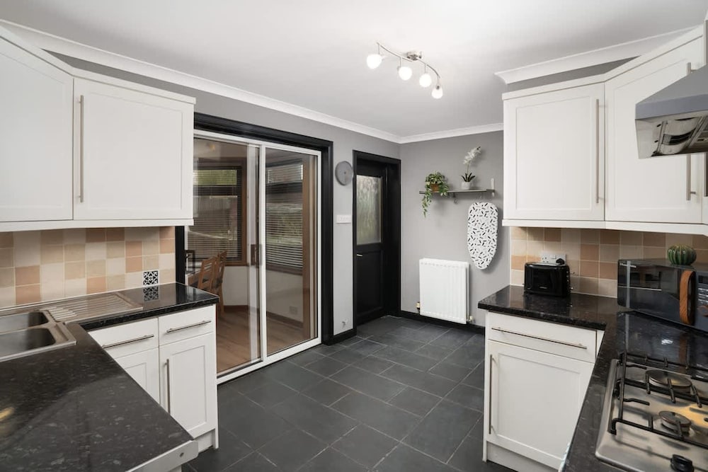 3 Bedroom House - Free Parking