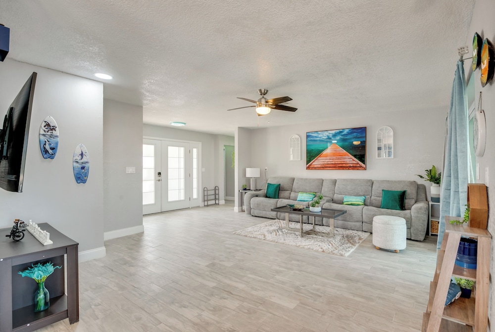 Canal & Gulf Views: Spacious Hudson Home