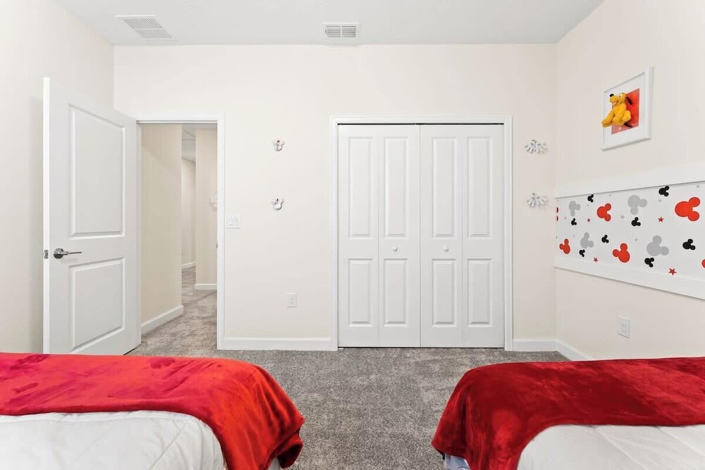 Sophisticated 6BR at Storey Lake