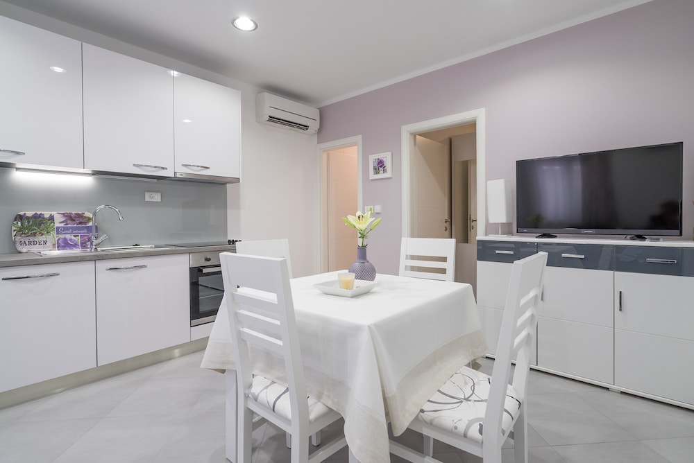 Drop In Split Suites en Split — kitchen