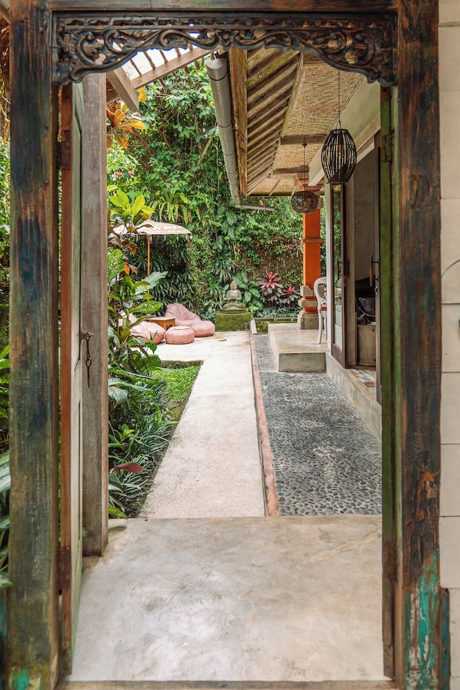 Barong Retreat Villa Ubud with Hammock Terrace, Garden & Koi Pond