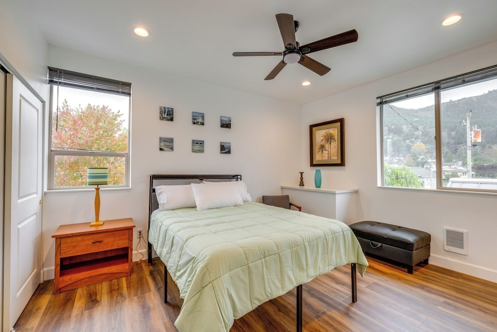 Walk to Marina: Tillamook Bay Apt w/ Water Views!