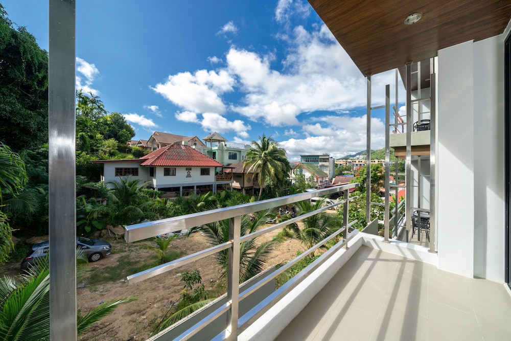 Vibrant Beach Life at Kata Villa UTK4