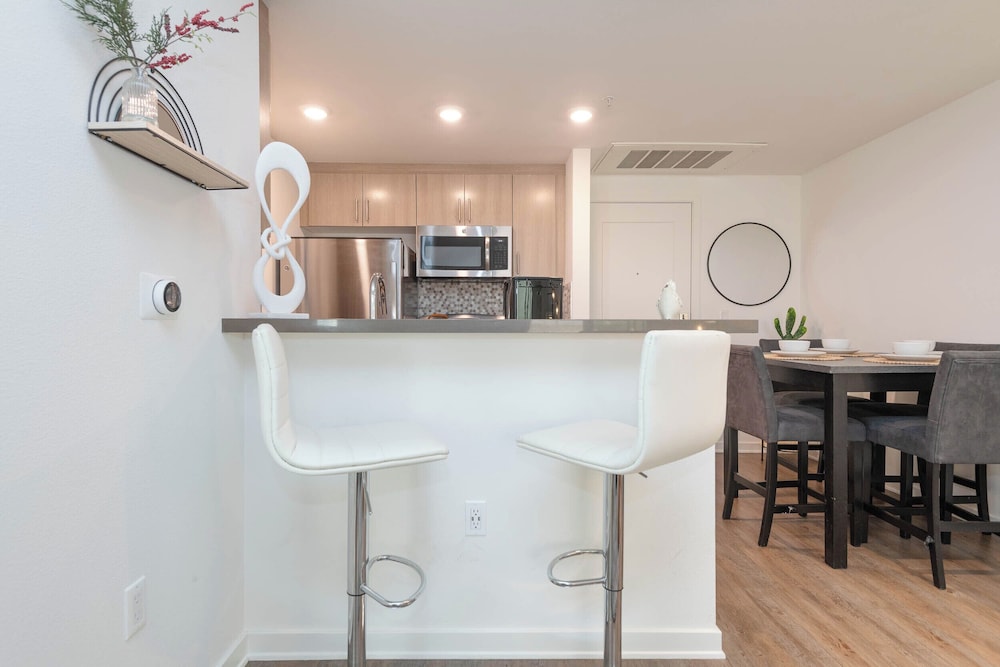Hollywood Apartment Near Walk of Fame