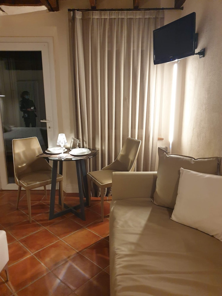Ferrara Rooms