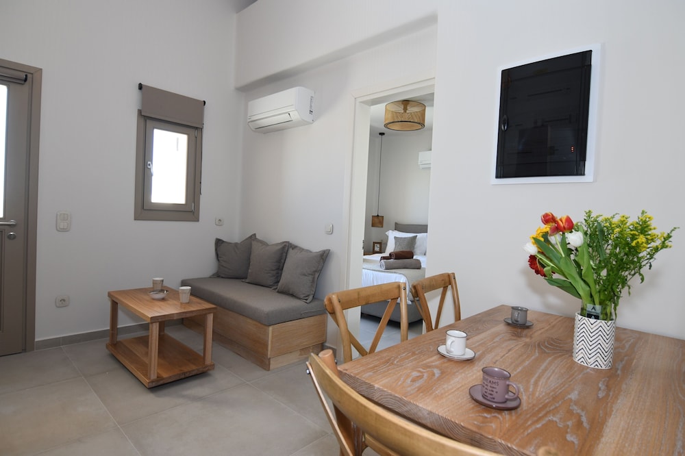 Santorini - Villa - Sleeps 4 - Pool - Parking photo 4