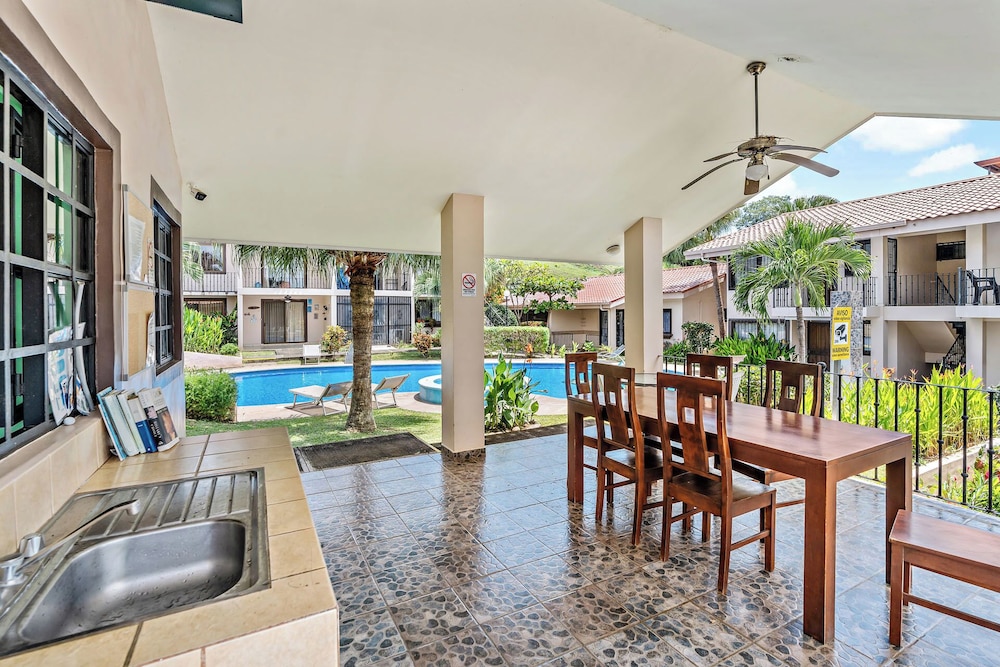 2-BD Condo with Pool, Walk to Beach