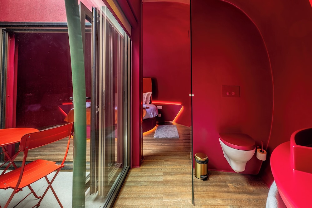 Cherry Sculpture Hotel 172