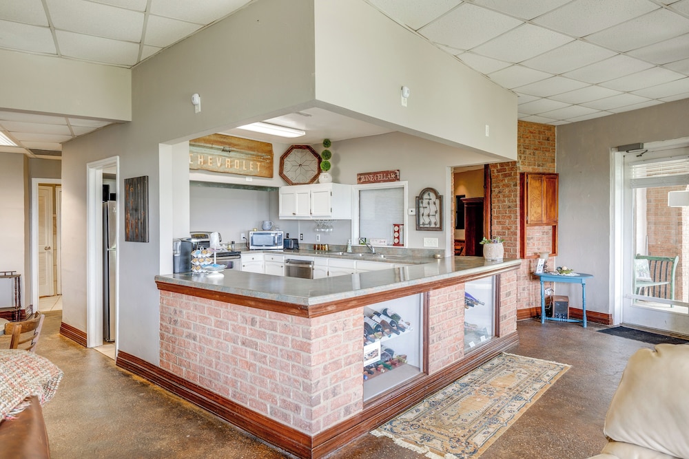1 Mi to Lake Guntersville: Scenic Condo Retreat!