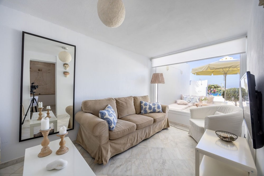 B4 Cycladic Home for 6 by the Beach
