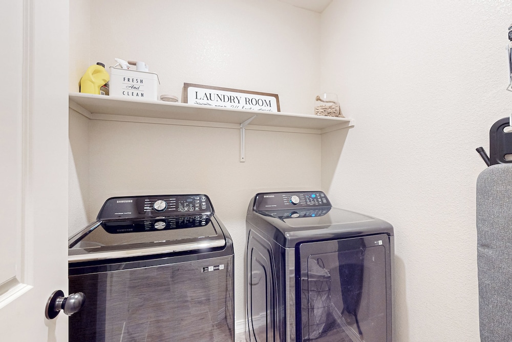 4BR w/ Private Yard, Outdoor Games, Grill, & W & D