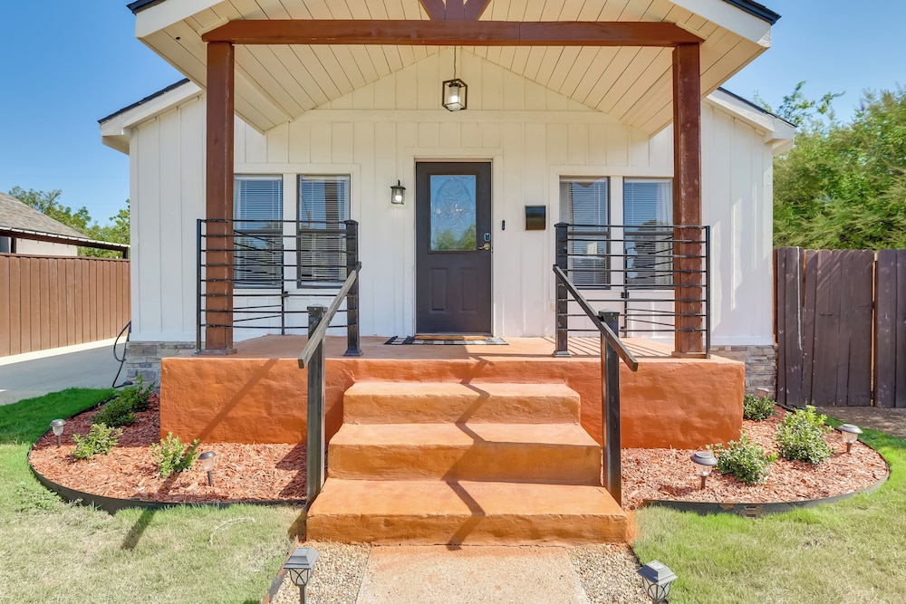 5 Mi to Dtwn: Family-friendly Fort Worth Home view 3