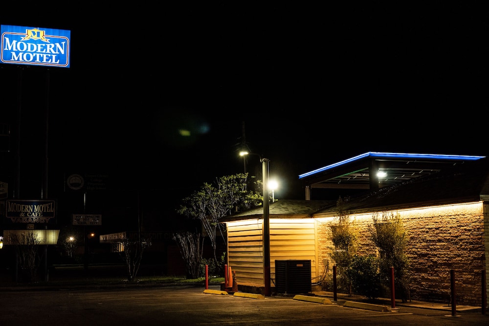 Hotel Modern Motel - Image 1