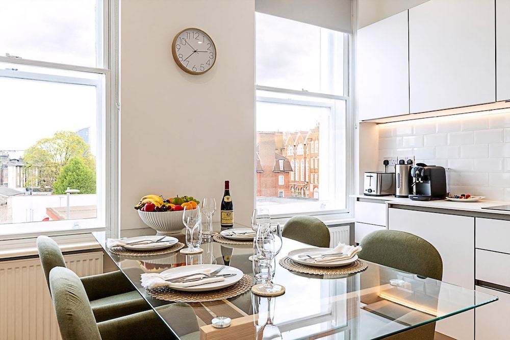 Chic Chelsea Retreat: Bright Space & Balcony Bliss