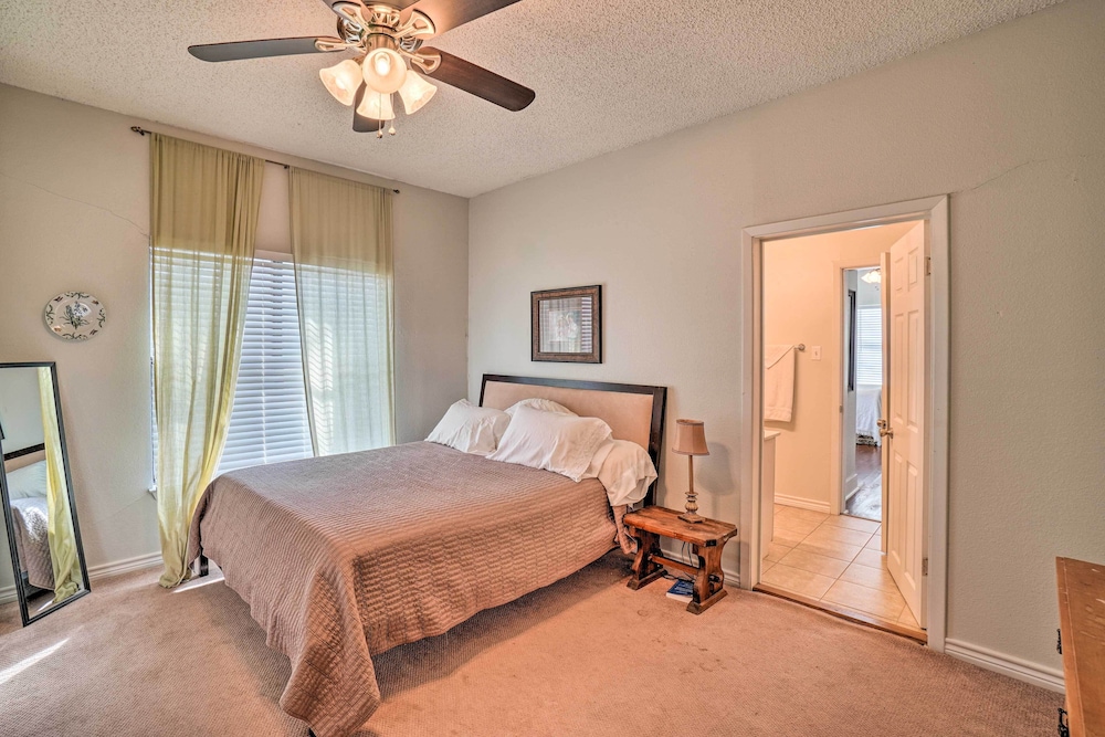 4 Miles to Lake Jacksboro: Cozy Texas Cottage
