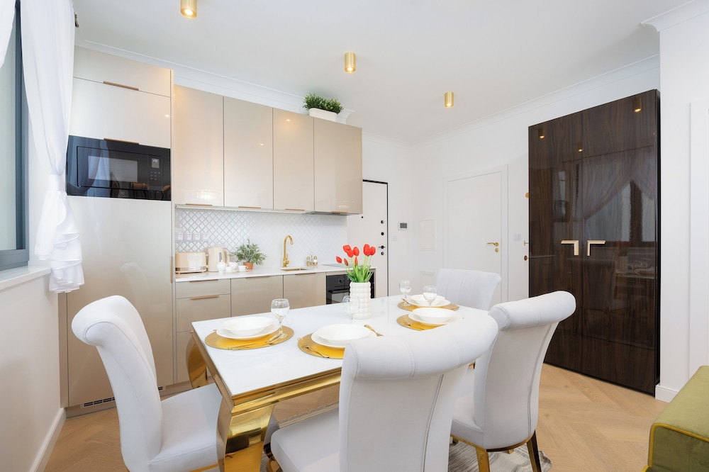 Grzybowska Elegant Apartment by Renters