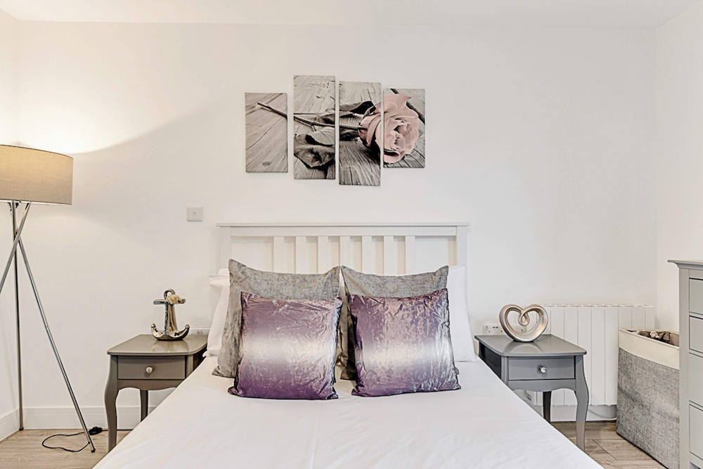Newly Furnished and Bright Home view 5