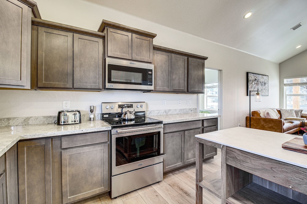 Lakeside Vacation Rental: 4 Mi to Show Low Lake!