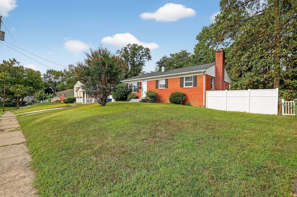 Spacious Getaway Near Dc & Potomac River 3 Bedroom Home