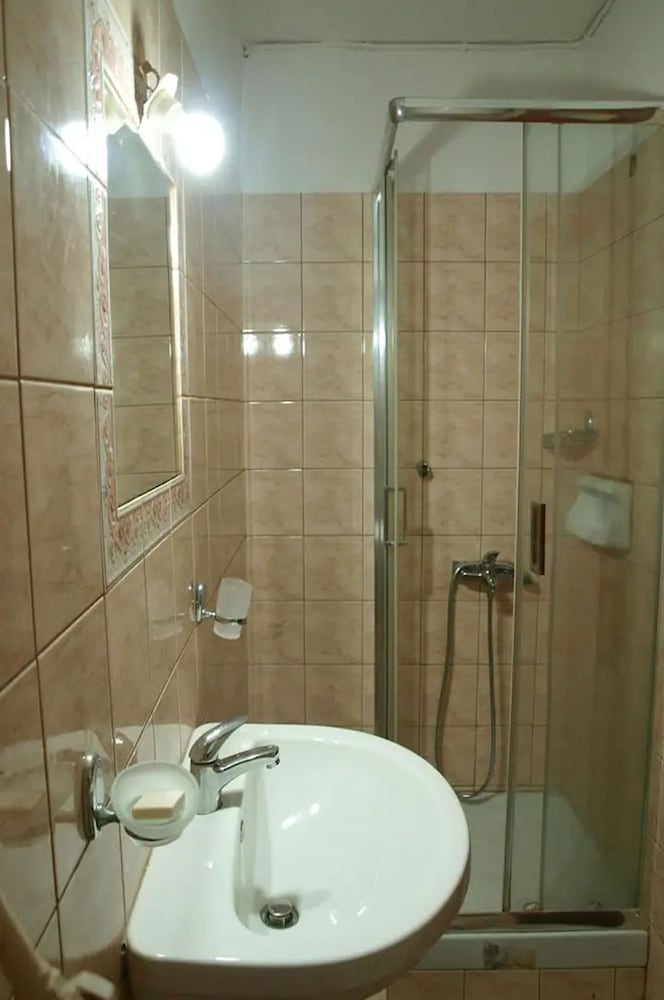 Paradeisos Flatlet With Garden View