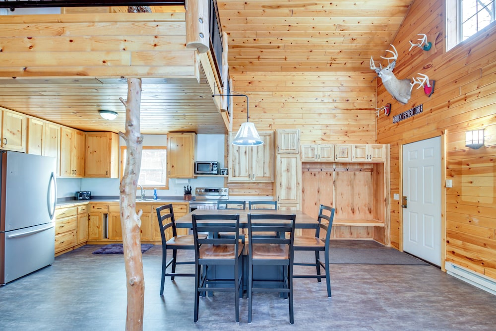 6 Mi to Spider Lake ATV Trails: Cabin w/ Fire Pit