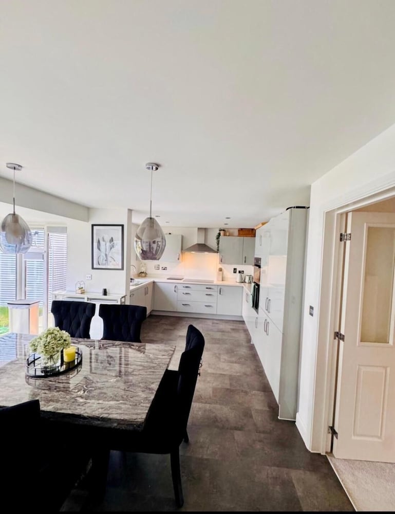 High END Spacious 4 Bed House - Free Parking