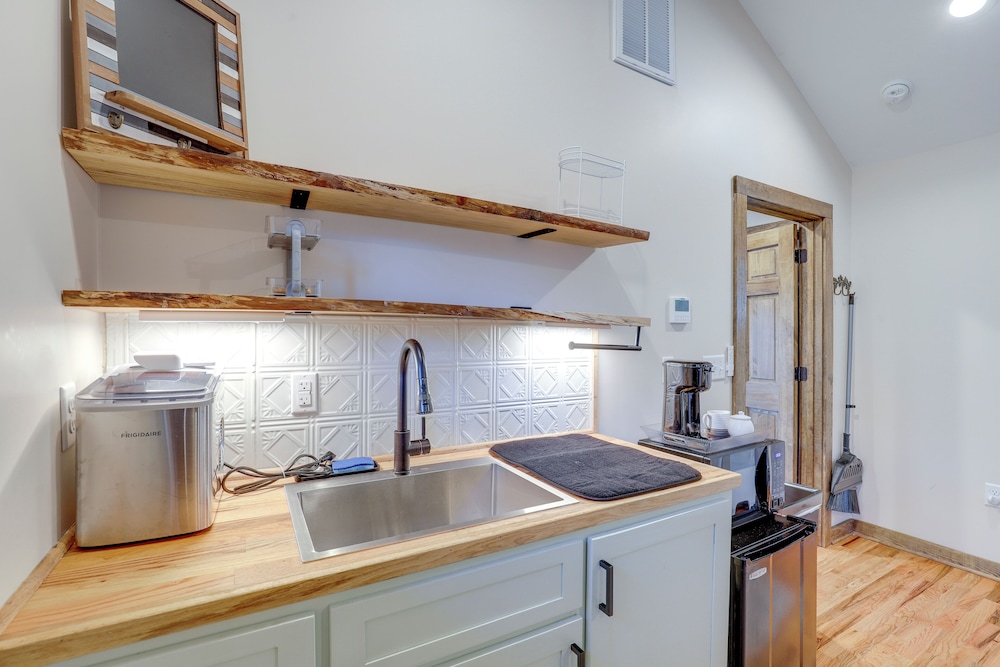 2 Blocks to AT: Mountain View Cabin Unit 2