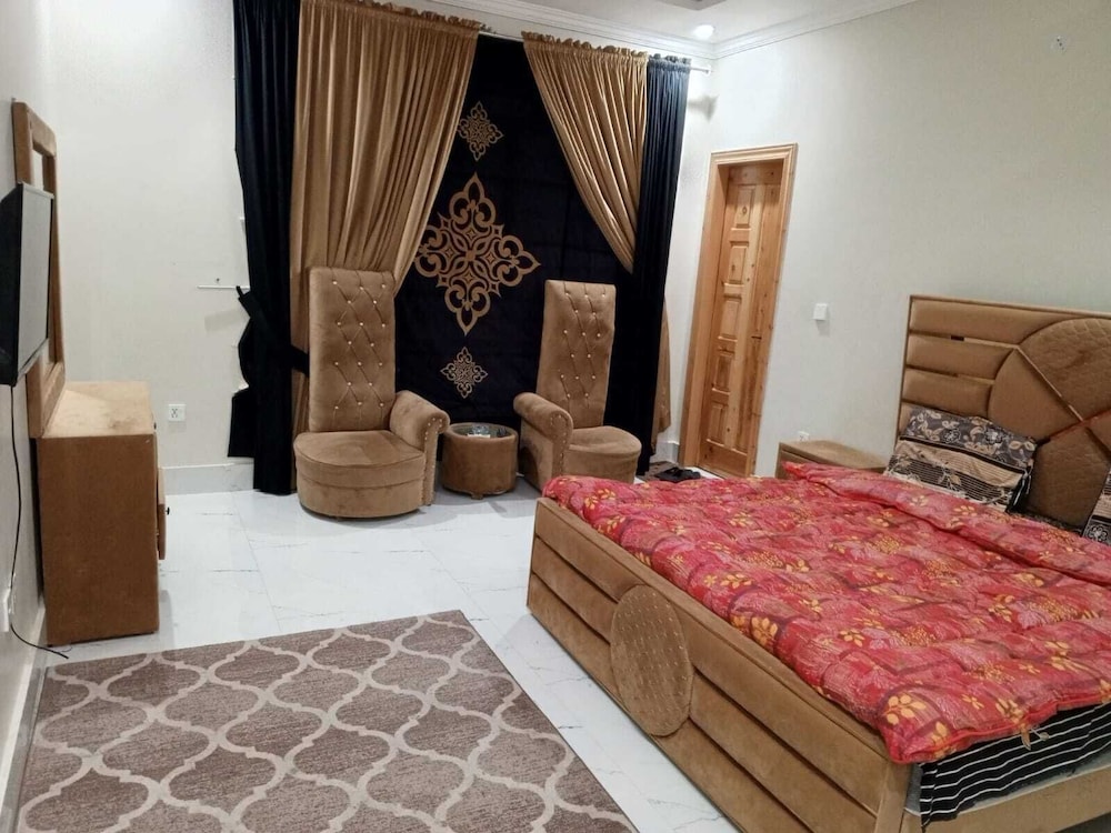 Royal Palace Guest House E-11 view 5
