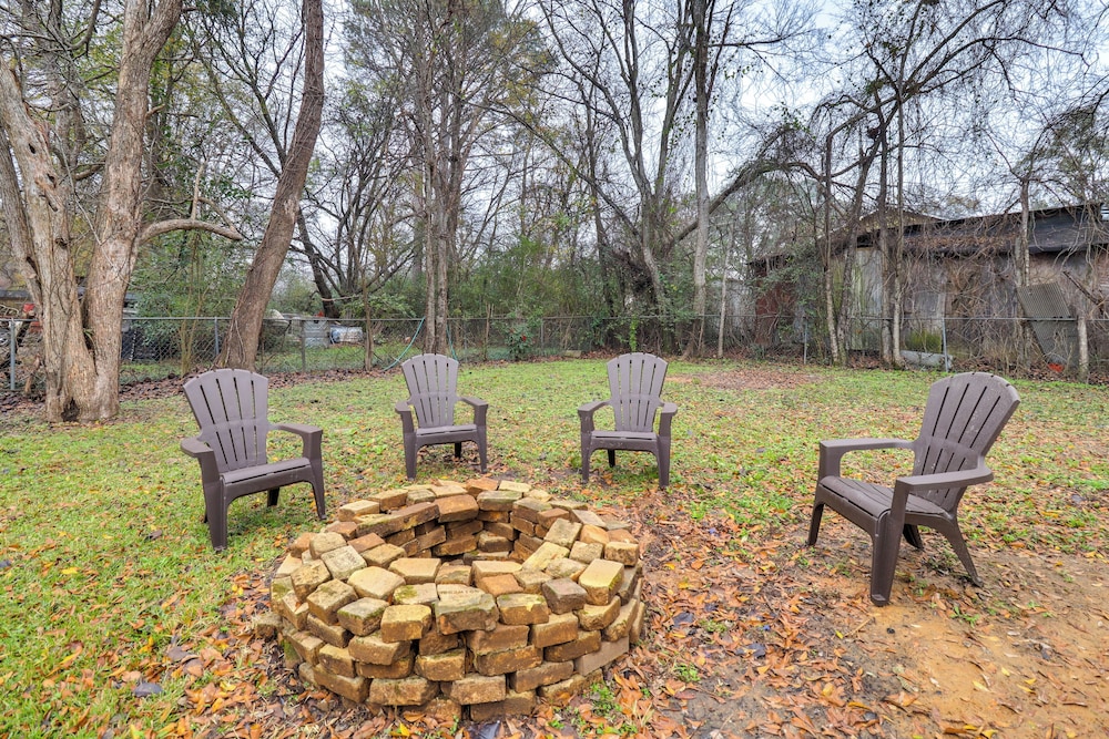 3 Mi to Mississippi Stadium: Cozy Jackson Getaway!