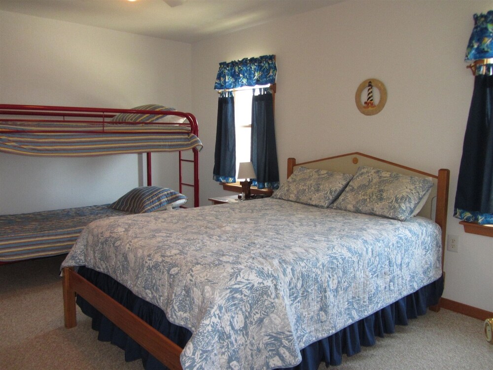 The Baited Hook 4 Bedroom Cottage by RedAwning view 5