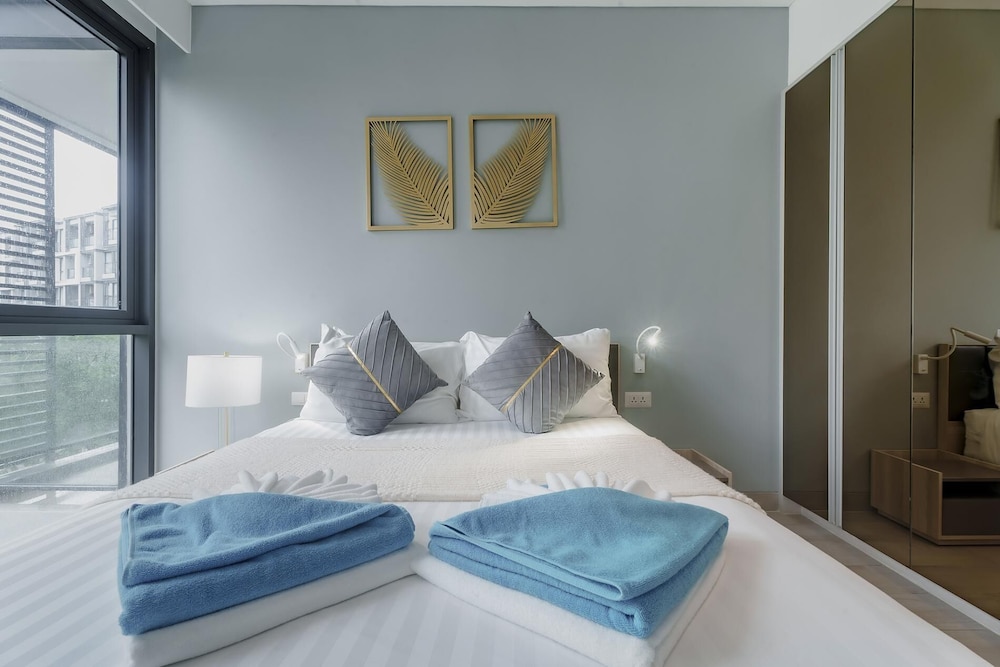 Cassia Exclusive Lake View Condo, Bang Tao Beach