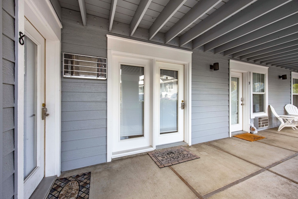 08 Lodge 1 Bedroom Condo by RedAwning view 3
