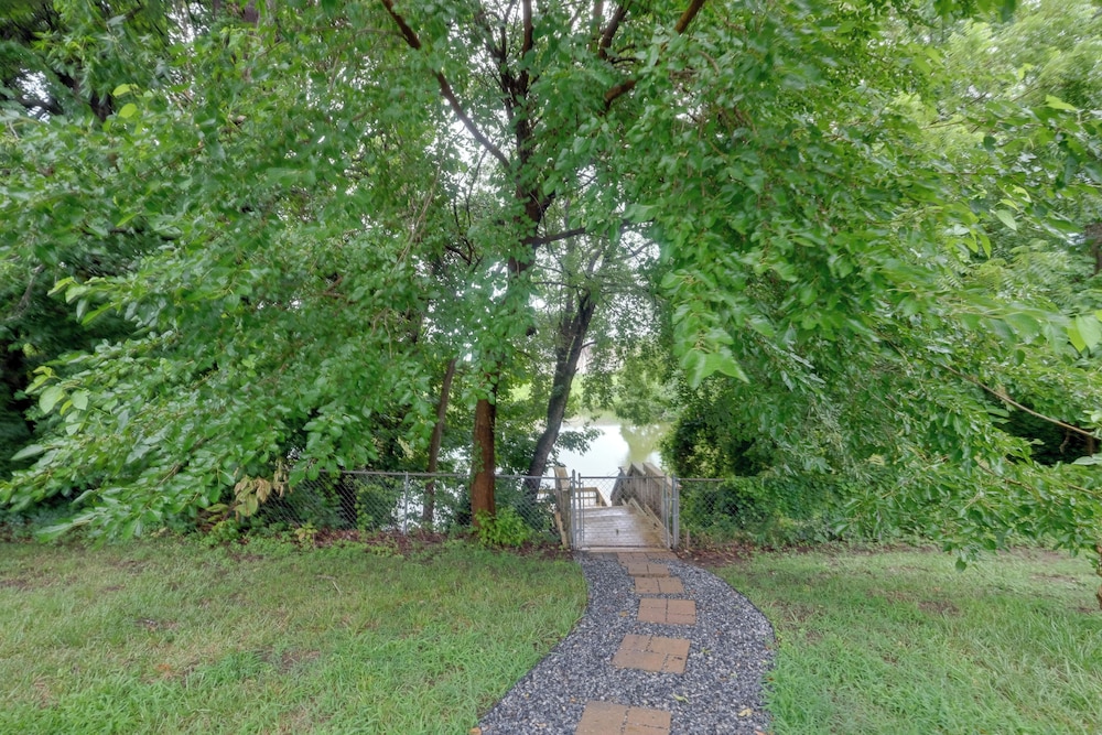 Fish, Relax & Enjoy Lake Views: Colonial Beach Gem