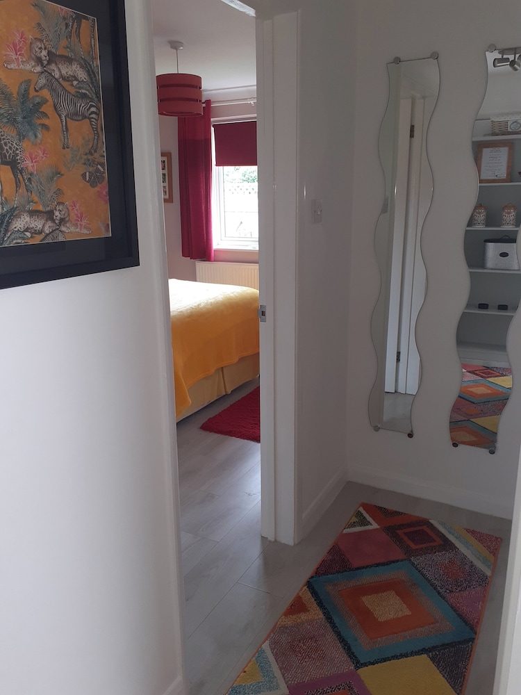 1-bed Seaside Retreat - Sleeps 2, Parking & Garden