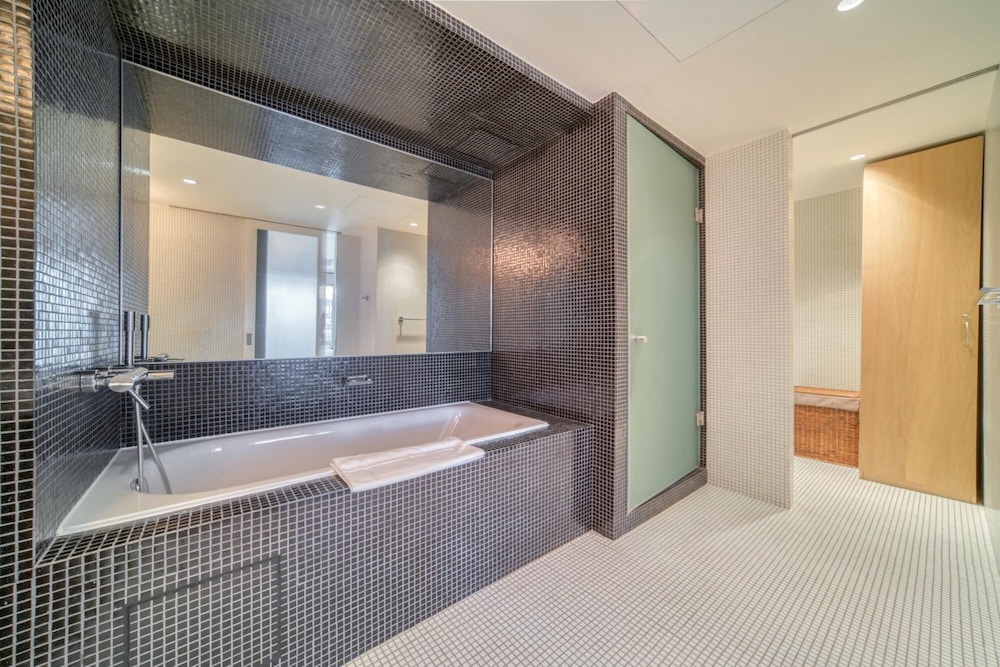 Sleek and Convenient 1BR Apt in Difc